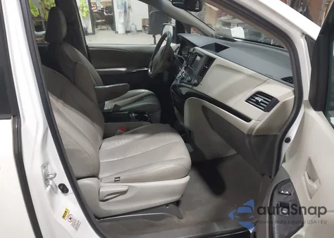 2012 Toyota Sienna Le V6 8 Passenger z USA, uszkodzony, nr VIN 5TDKK3DC3CS182688